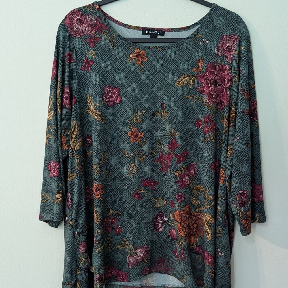 Roz & Ali Women's Muted Green Floral Print 3/4 Sleeve Pullover Blouse. Size 2X.